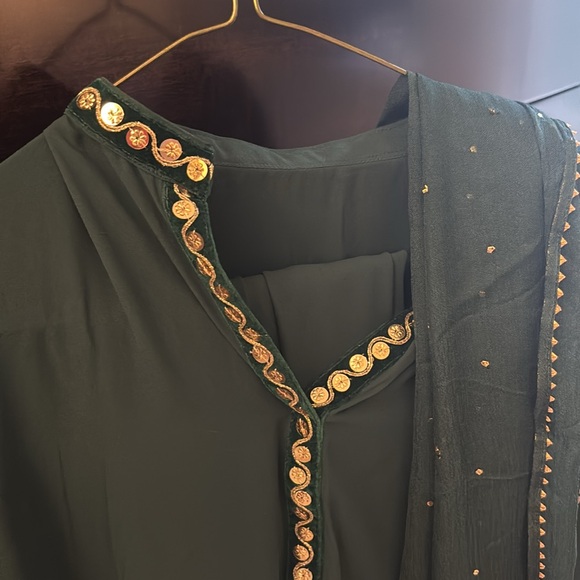 Gorgeous green and gold pant suit with dupatta. Never worn. - Picture 2 of 4